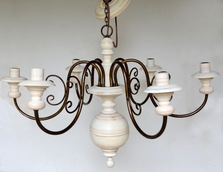 Lustre Artesanal Em Ferro E Madeira Torneada 6 Lâmpadas Lustre Artesanal Em Ferro E Madeira Torneada 6 Lâmpadas